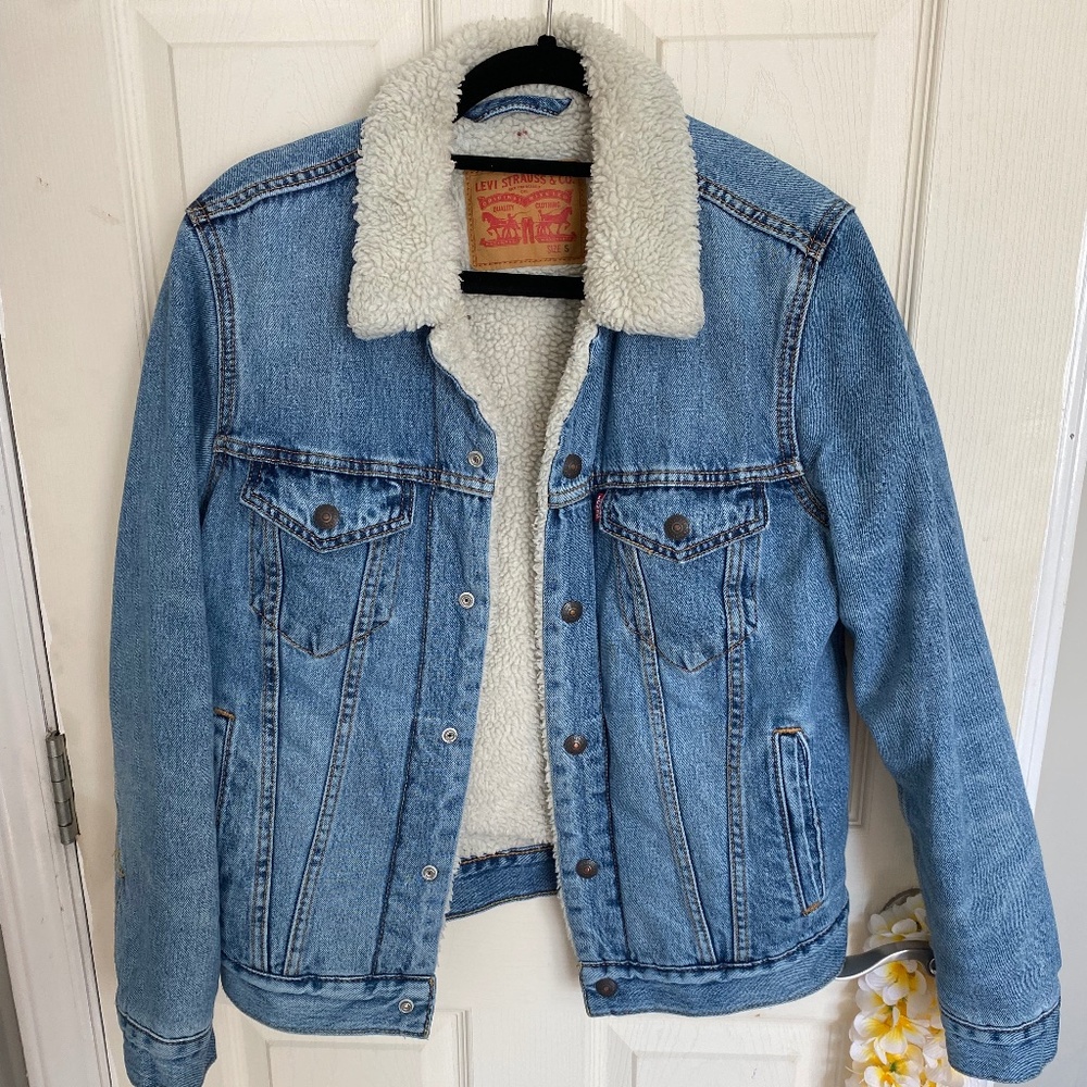 Levis sherpa jean jacket (slightly oversized)